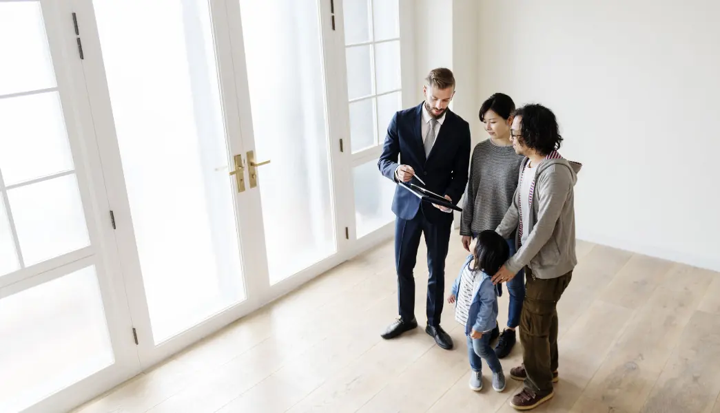 Casal conversando sobre a compra de um imóvel